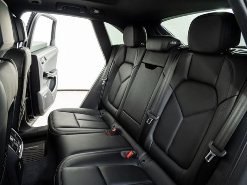 New 2026 Porsche Macan image 22