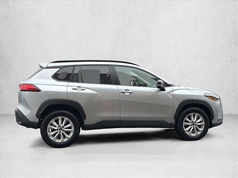 Used 2025 Toyota Corolla Cross LE image 4