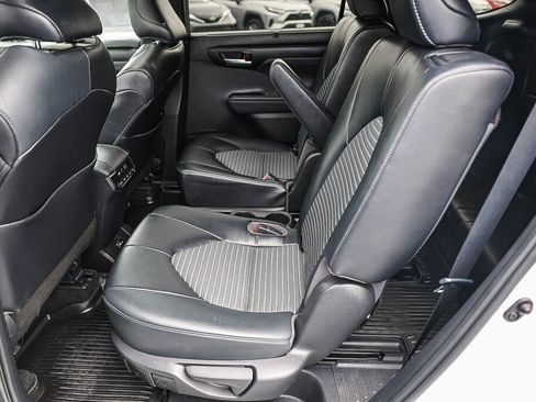 Used 2023 Toyota Highlander XSE FWD image 8
