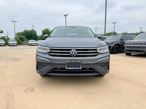 Used 2022 Volkswagen Tiguan SE FWD image 2