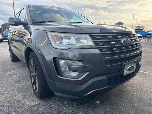 Used 2017 Ford Explorer XLT FWD image 3