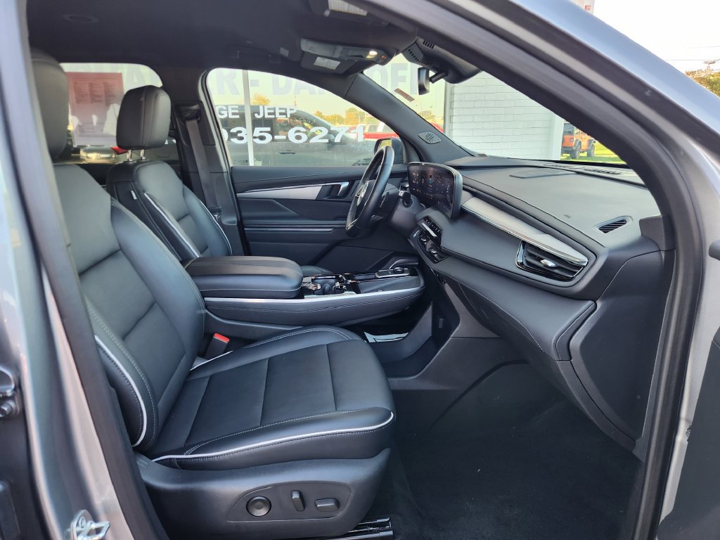 Used 2025 Buick Enclave Preferred AWD/4WD image 10