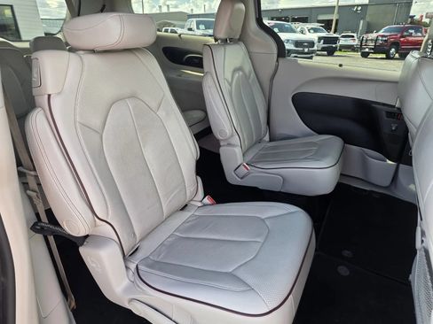 Used 2019 Chrysler Pacifica Limited FWD image 14