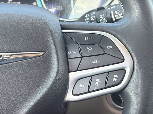 Used 2023 Chrysler Pacifica Touring-L FWD image 23