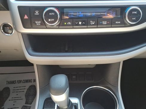 Used 2019 Toyota Highlander Limited FWD image 23
