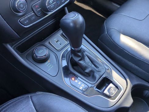 Used 2020 Jeep Cherokee Limited image 35