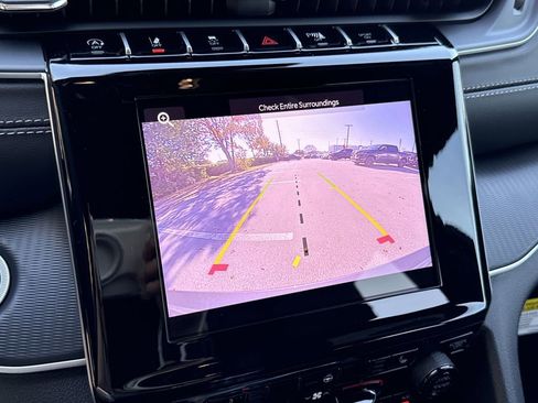 New 2025 Jeep Grand Cherokee Altitude AWD/4WD image 28
