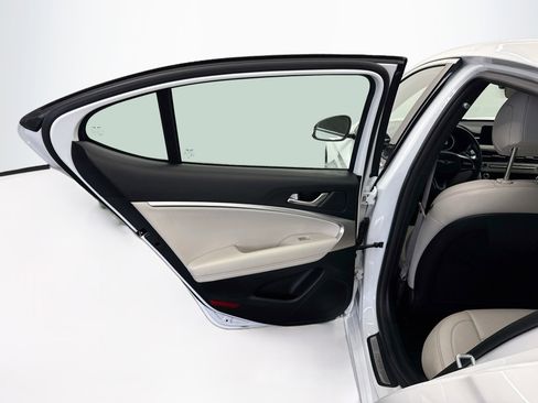 Used 2025 Genesis G70 2.5T RWD image 27