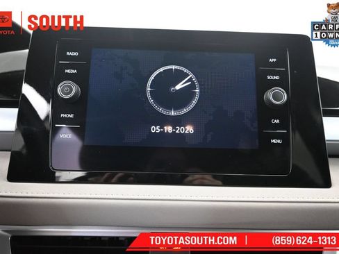 Used 2025 Volkswagen Taos SE FWD image 13