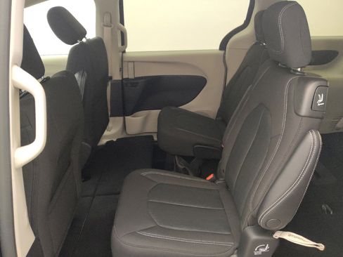Used 2022 Chrysler Voyager LX FWD image 18