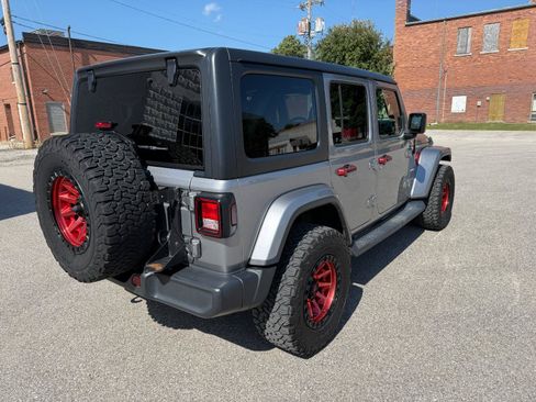 Used 2018 Jeep Wrangler Unlimited Sahara w/ Dual Top Group AWD/4WD image 5
