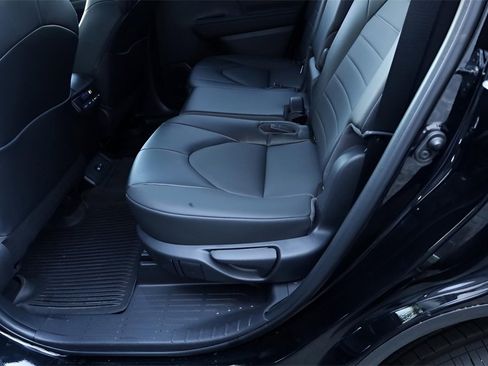 Certified 2022 Toyota Highlander XLE image 12