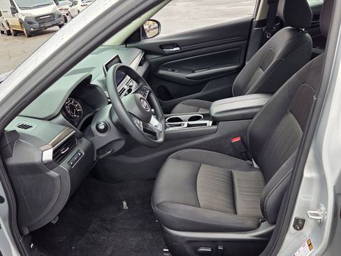 Used 2024 Nissan Altima 2.5 SV image 5