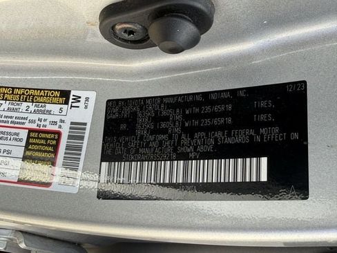 Used 2024 Toyota Highlander XLE FWD image 38