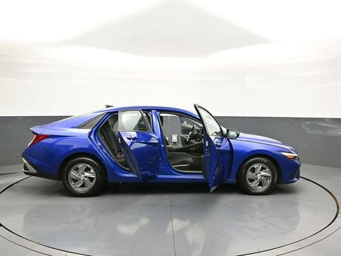 Certified 2025 Hyundai Elantra SE w/ Cargo Package FWD image 41