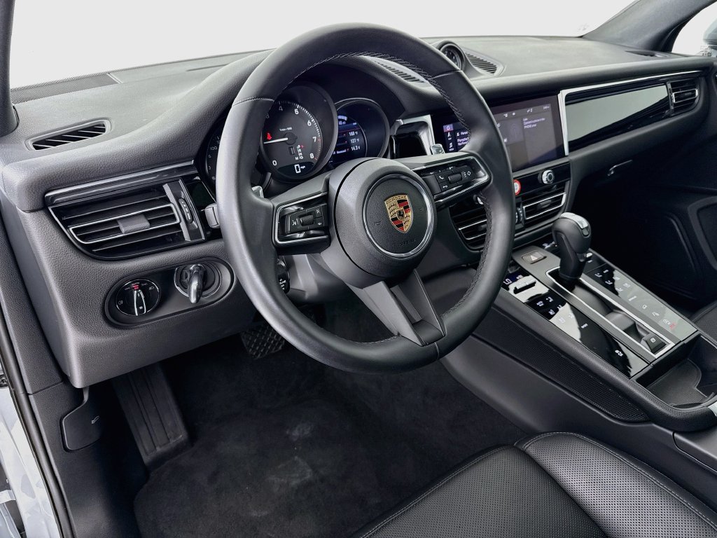 Certified 2025 Porsche Macan AWD/4WD image 4