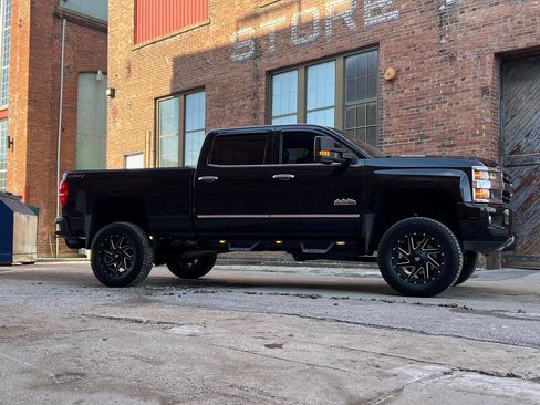 Used 2018 Chevrolet Silverado 2500 High Country w/ Duramax Plus Package image 48