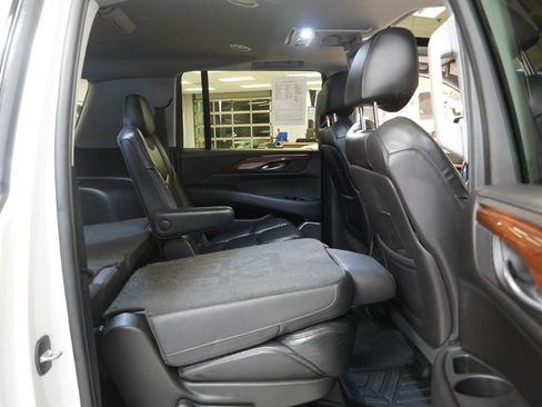 Used 2019 Cadillac Escalade ESV Luxury image 37