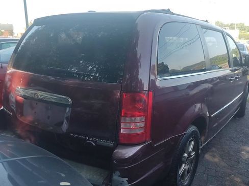 Used 2009 Chrysler Town & Country Touring image 4