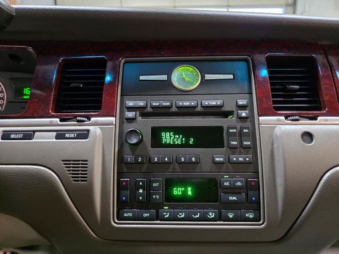 Used 2005 Lincoln Town Car Signature RWD image 29