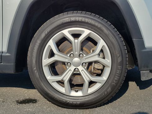 Used 2024 Jeep Compass Latitude AWD/4WD image 5
