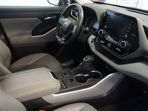 Used 2022 Toyota Highlander XLE image 25