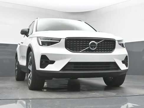 Used 2024 Volvo XC40 B5 Plus image 34