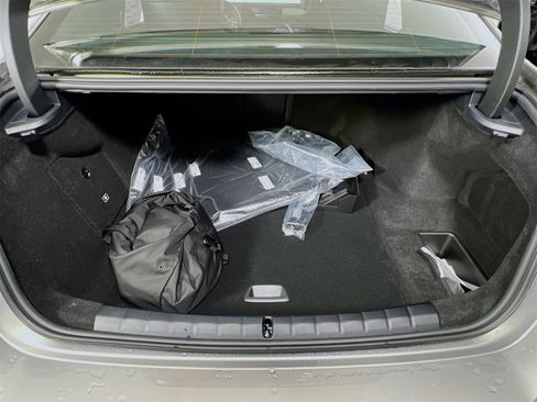 New 2025 BMW i7 xDrive60 image 28