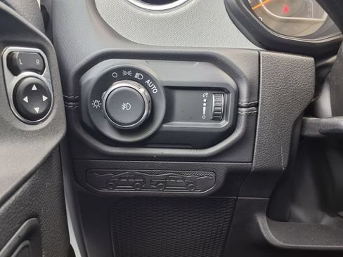 Used 2025 Jeep Wrangler Unlimited Sahara AWD/4WD image 29