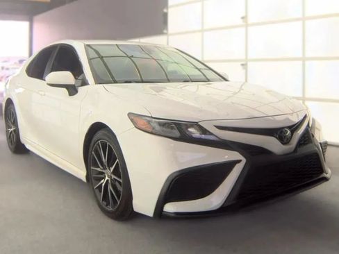 Used 2021 Toyota Camry SE FWD image 4