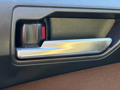 Used 2020 Toyota Highlander XLE FWD image 9