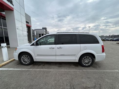 Used 2016 Chrysler Town & Country Touring-L w/ Driver Convenience Group image 13