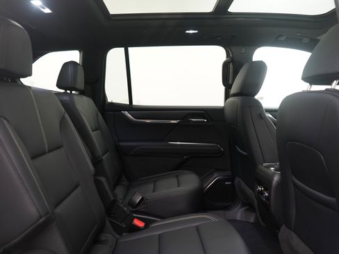 Used 2025 GMC Acadia Elevation w/ Elevation Premium Package image 12