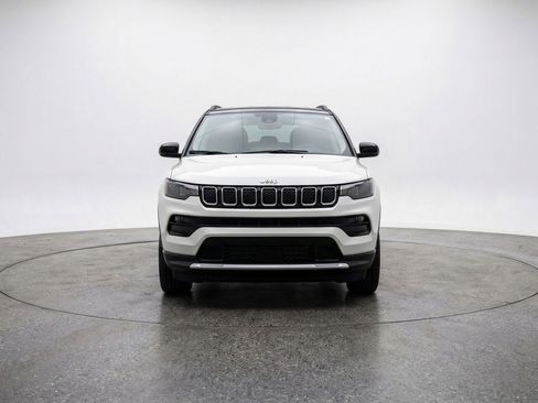 Used 2025 Jeep Compass Latitude AWD/4WD image 2