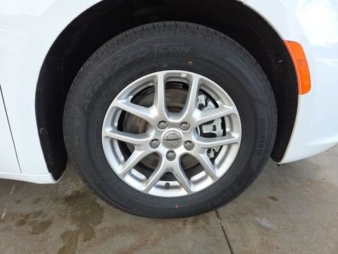 Used 2023 Chrysler Pacifica Touring-L FWD image 65