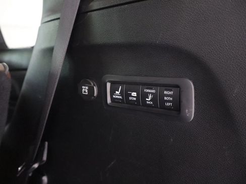 Used 2019 Chrysler Pacifica Limited w/ Tire & Wheel Group FWD image 8