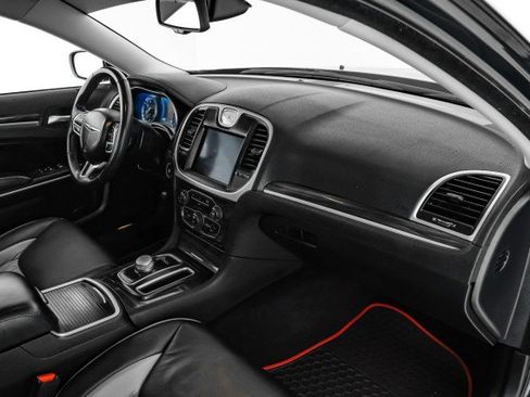 Used 2022 Chrysler 300 Touring w/ Sport Appearance Package image 10