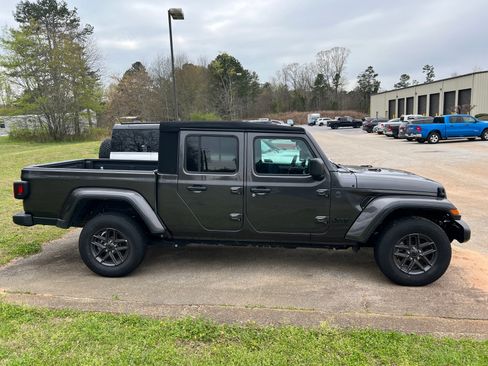 Used 2024 Jeep Gladiator Sport image 4