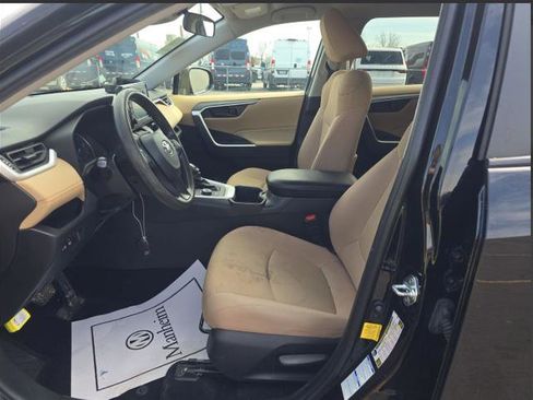 Used 2022 Toyota RAV4 LE image 3