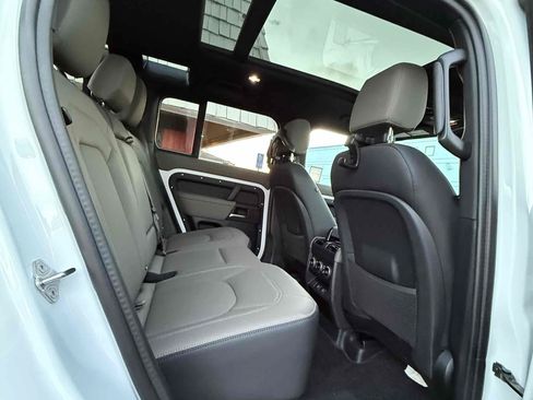 Used 2025 Land Rover Defender 110 X-Dynamic SE AWD/4WD image 71