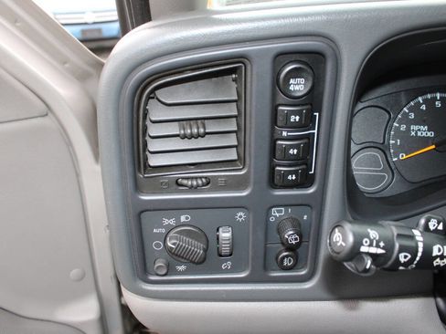 Used 2005 Chevrolet Suburban Z71 w/ Preferred Equipment Group image 18