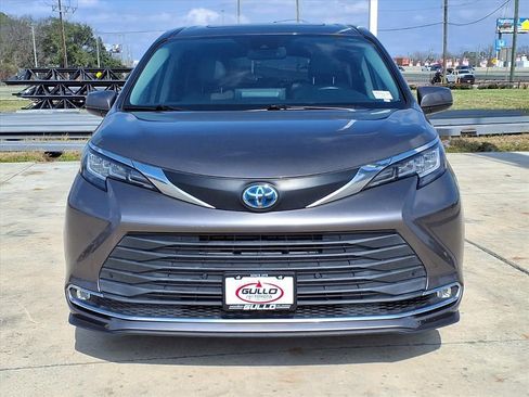 Certified 2021 Toyota Sienna XLE image 4