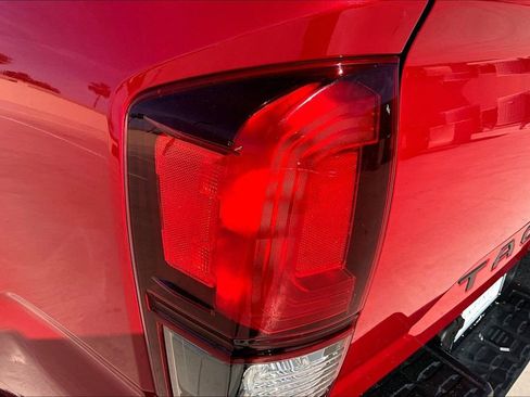 Used 2018 Toyota Tacoma SR5 RWD image 30