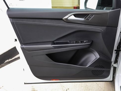 Used 2025 Volkswagen Taos SE AWD/4WD image 9