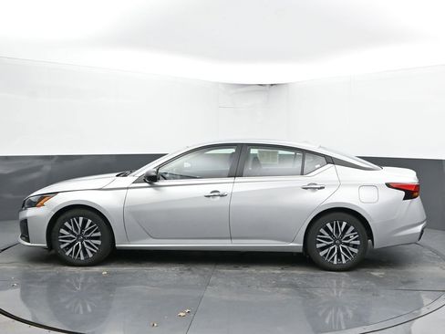 Used 2024 Nissan Altima 2.5 SV FWD image 8