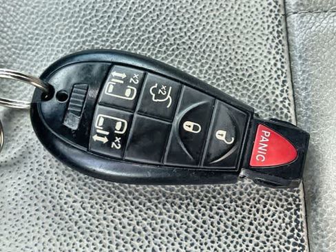 Used 2015 Chrysler Town & Country LX FWD image 21