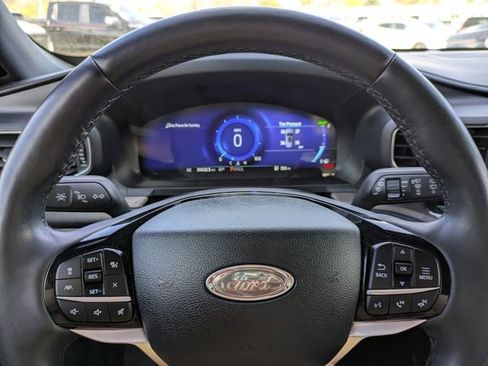 Used 2022 Ford Explorer Platinum w/ Technology Package image 32