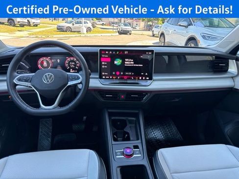 Certified 2025 Volkswagen Tiguan SE w/ Panoramic Sunroof Package AWD/4WD image 4
