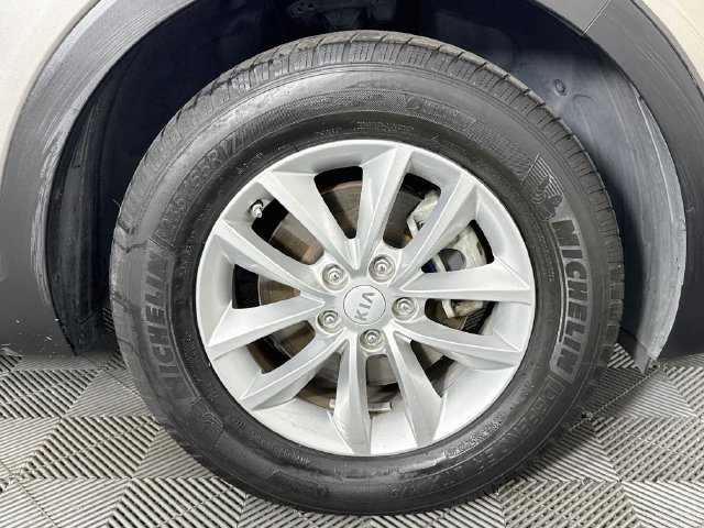 Used 2017 Kia Sorento FWD image 29