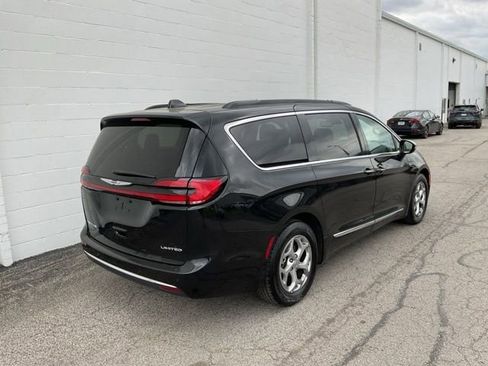 Used 2023 Chrysler Pacifica Limited image 4